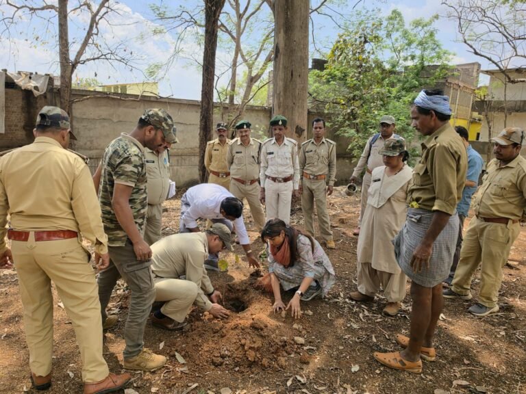 (जशपुर) जशपुर वनमण्डल में विश्व वानिकी दिवस 2026 का आयोजन वन और अर्थव्यवस्थाएँ विषय पर कार्यक्रम एवं रैली आयोजित