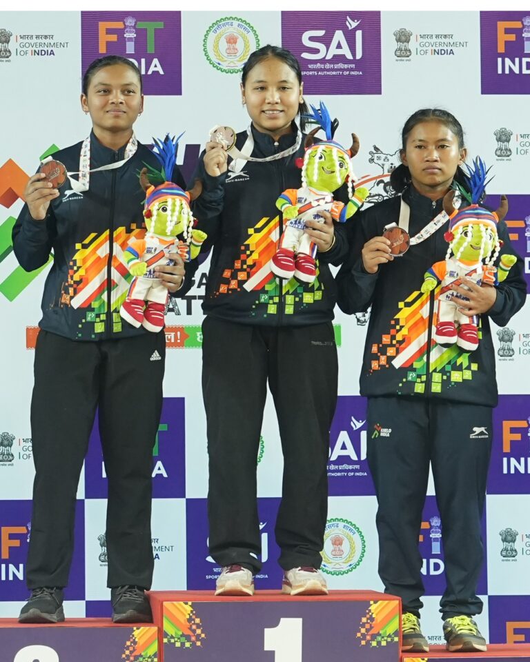 राजमिस्त्री की बेटी मोनिखा सोनोवाल ने दर्द और आत्म-संदेह को हराकर जीता केआईटीजी वेटलिफ्टिंग गोल्ड