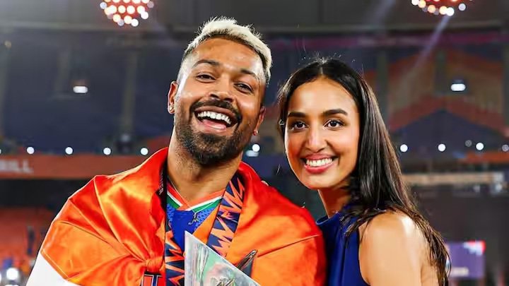 हार्दिक पांड्या ने खरीदी 12 करोड़ रुपये की फेरारी, गर्लफ्रेंड माहिका के साथ आए नजर