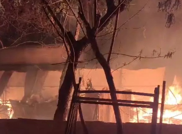 (रायपुर) टिंबर मार्केट में लगी आग, फाफाडीह इलाके में हड़कंप