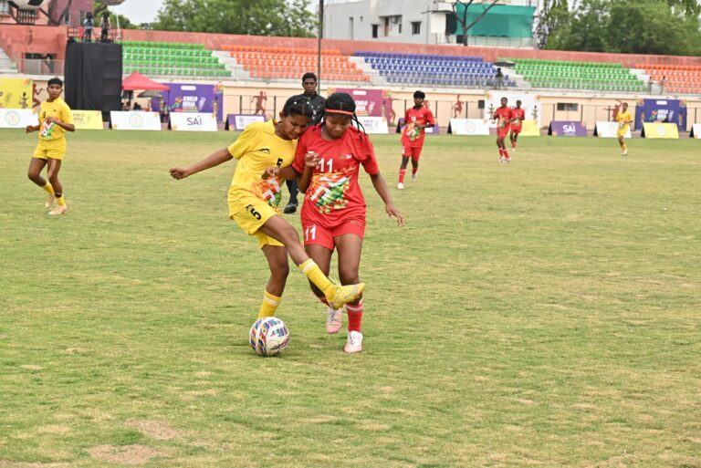 (रायपुर) महिला फुटबॉल में छत्तीसगढ़ का शानदार प्रदर्शन, झारखंड को हराकर जीता स्वर्ण पदक