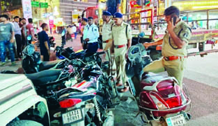 (कोरबा) ट्रैफिक पुलिस की कार्रवाई: मनमानी पार्किंग से जाम, वाहनों को के्रन से उठाकर किया जप्त