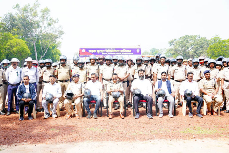 (जशपुर) जिला प्रशासन और पुलिस प्रशासन ने आम नागरिकों को जागरूक करने निकाली हेलमेट जागरूकता रैली