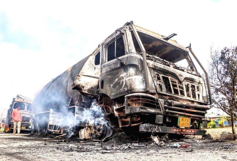 मणिपुर में 2 मासूम बच्चों की हत्या के बाद हालात तनावपूर्ण, ट्रकों में लगाई आग, 5 जिलों में इंटरनेट बंद, कर्फ्यू लगा