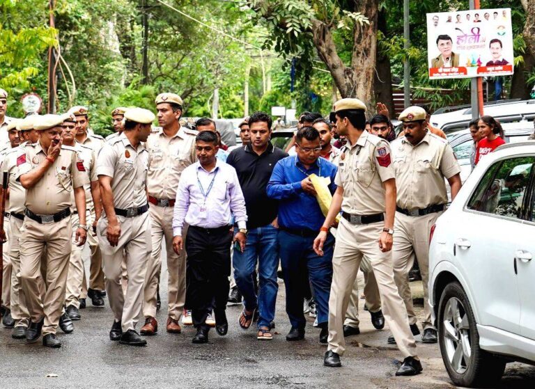 दिल्ली में कांग्रेस नेता पवन खेड़ा के घर पहुंची असम पुलिस