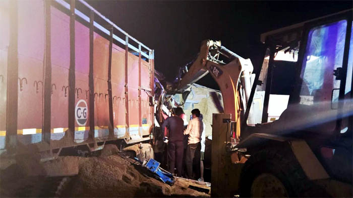 (रायपुर) हाइवा और ट्रक में हुई आमने-सामने की भिड़ंत