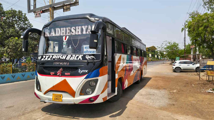 (बलौदाबाजार) चैन स्नेचिंग की हुई शिकायत, कन्डेक्टर ने थाने में खड़ी की बस