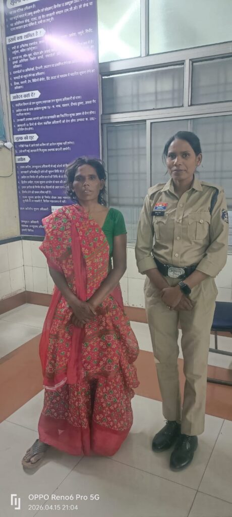 (धमतरी)धमतरी पुलिस की मानवीय पहल: अर्धविक्षिप्त महिला को सुरक्षित पहुंचाया मानसिक उपचार केन्द्र