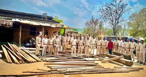(कोरबा) वन विभाग की बड़ी कार्रवाई: सतरेंगा में अवैध वनोपज भंडारण पर छापामार, 359 नग चिरान लकडी जब्त
