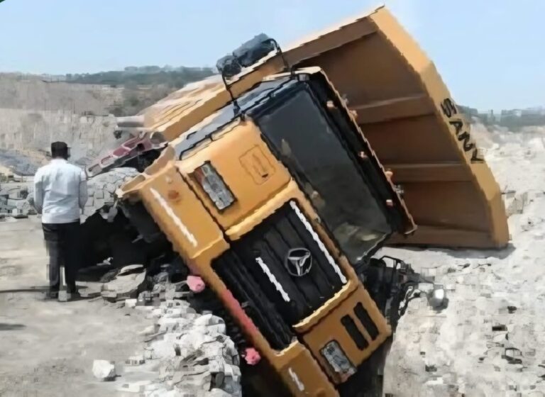 (कोरबा) कुसमुंडा खदान में 24 घण्टे के भीतर दूसरी घटना ,गढ्ढे में गिरा डंपर ,चालक गंभीर