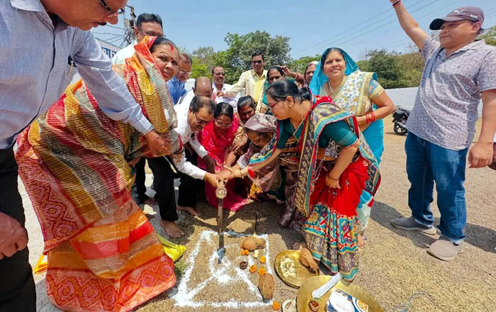 (भिलाई) पेवर ब्लॉक लगाने महापौर ने किया भूमिपूजन