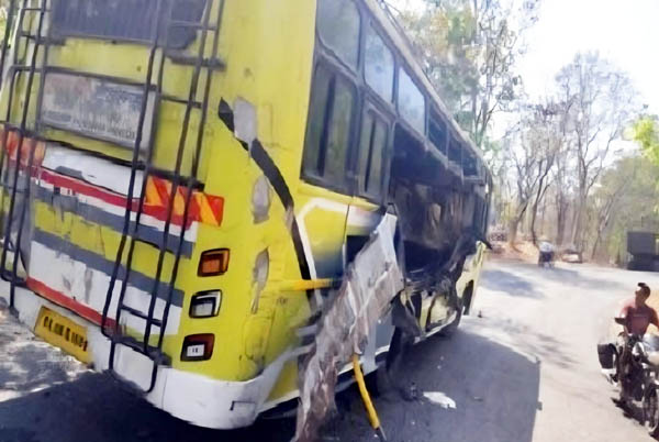(कोरबा) ट्रेलर चालक ने यात्रियों से भरी बस को मारी टक्कर: कई यात्री घायल, 4 की हालत गंभीर