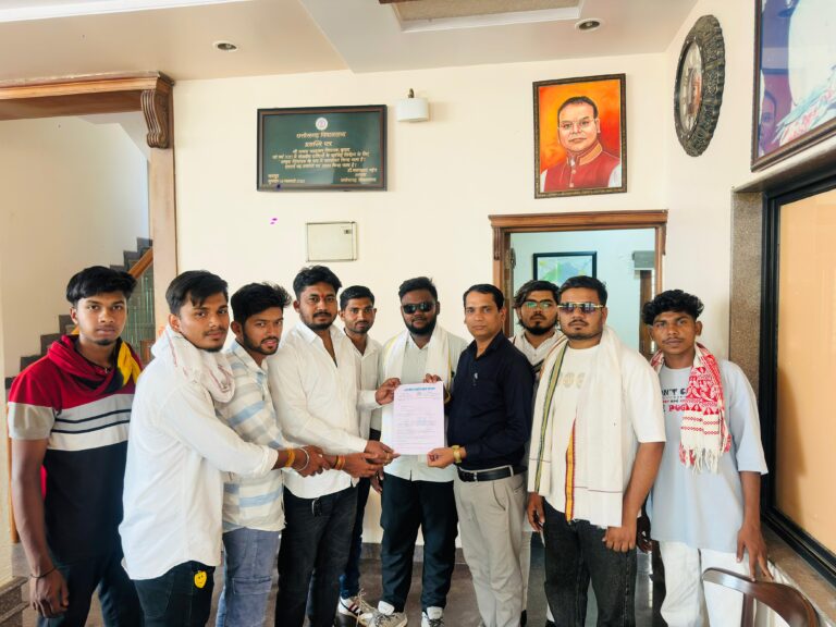 (धमतरी) एनएसयूआई ने छात्र संघ चुनाव बहाली को लेकर विधायक अजय चंद्राकर के कार्यालय में सौंपा ज्ञापन