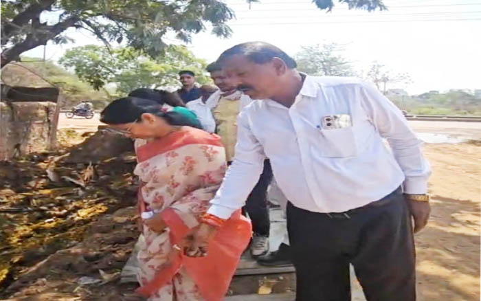 (दुर्ग) सिकोला नाला निर्माण कार्य का महापौर अलका बाघमार ने किया निरीक्षण