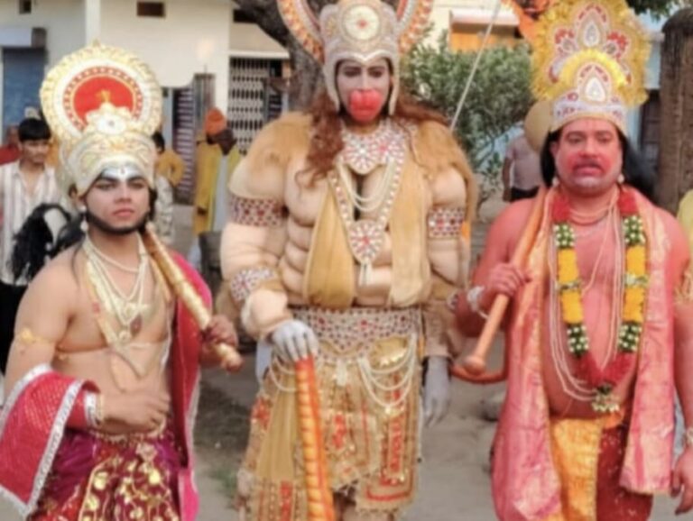 (शहडोल)जयकारों के उद्घोष के साथ निकाली गई भव्य शोभायात्रा, हजारों की संख्या में भक्त हुए शामिल