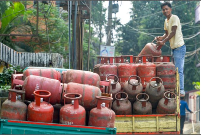 (नई दिल्ली)4.05 लाख कनेक्शन पीएनजी के, एलपीजी नहीं, पेट्रोलियम मंत्रालय की सफाई