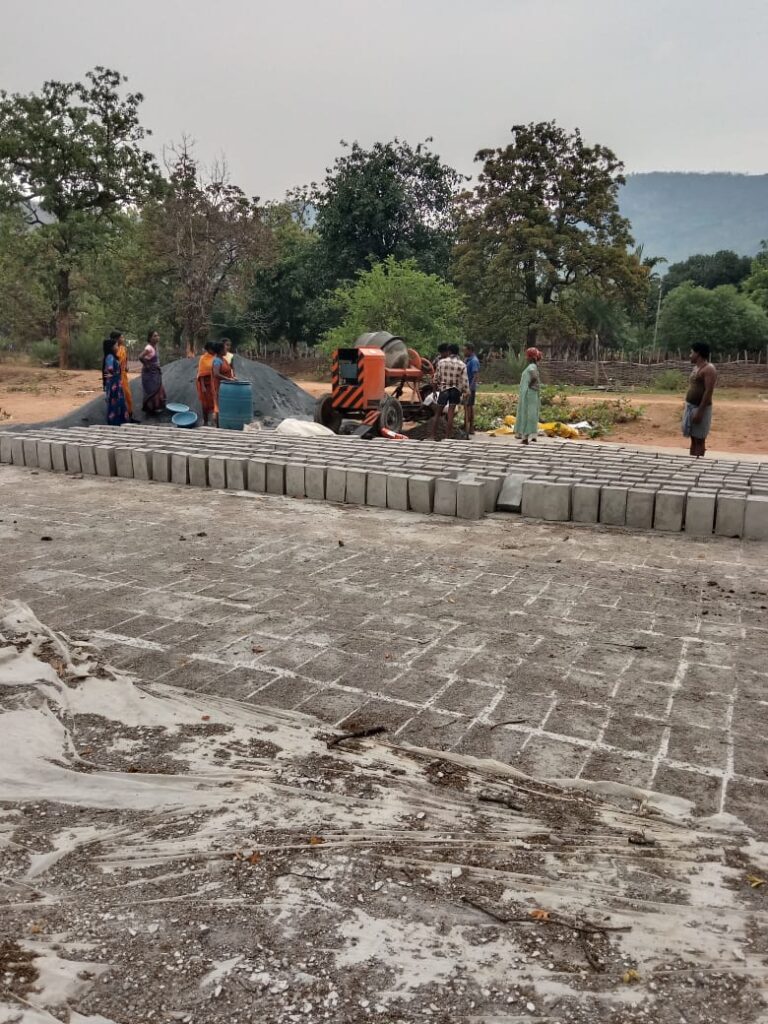 (कोंडागांव)ईंट निर्माण कार्य से आत्मनिर्भर बन रही हैं समूह की महिलाएं