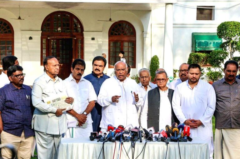 इंडिया गठबंधन आरक्षण विधेयक का विरोध करेगा, खडग़े बोले- केंद्र सरकार चालबाजी कर रही