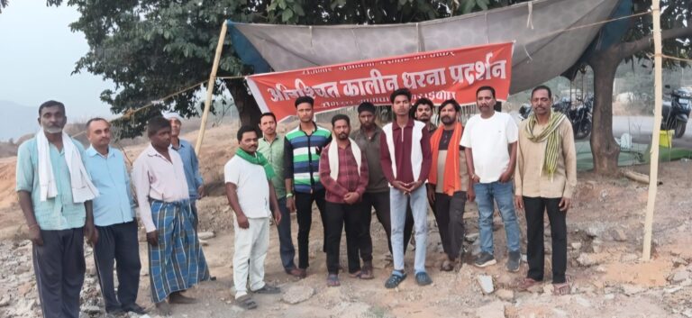 (कोरबा) नराइबोध के ग्रामीणों ने हक को लेकर शुरू की निर्णायक लड़ाई, खदान के समीप बेमियादी हड़ताल पर बैठे