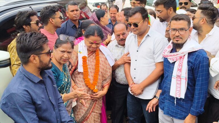 (धमतरी) फूलोदेवी नेताम के धमतरी आगमन पर कांग्रेसियो ने किया भव्य स्वागत