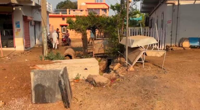 (दुर्ग) नगपुरा में 40 फीट सरकारी सड़क पर अतिक्रमण, पीडि़त महिला न्याय के लिए भटक रहे