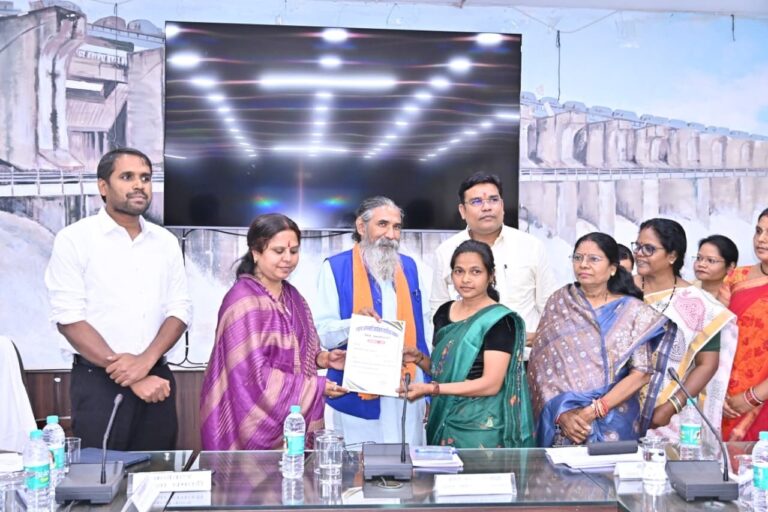 (धमतरी)डूबान क्षेत्र की उत्कृष्ट कार्य करने वाली आंगनबाड़ी कार्यकर्ता हुईं सम्मानित