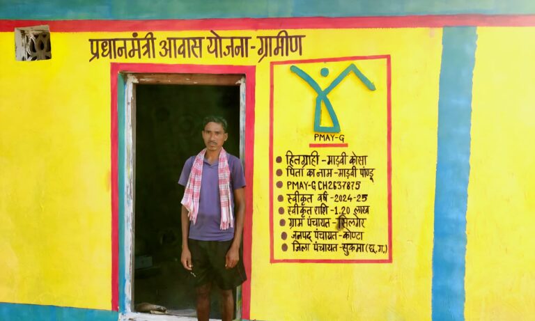 (सुकमा)सिलगेर के माड़वी कोसा ने अपने हाथों से बनाया अपना घर, मुख्यमंत्री ने सौंपी खुशियों की चाबी