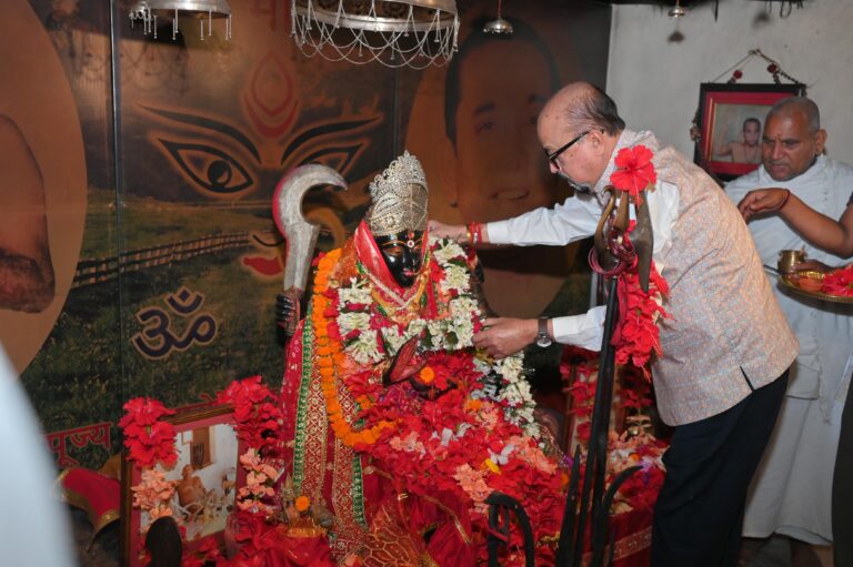 (जशपुर)राज्यपाल श डेका सोगड़ा आश्रम पहुंचे मां काली की पूजा ०अर्चना कर प्रदेशवासियों की सुख समृद्धि और खुशहाली की कामना की