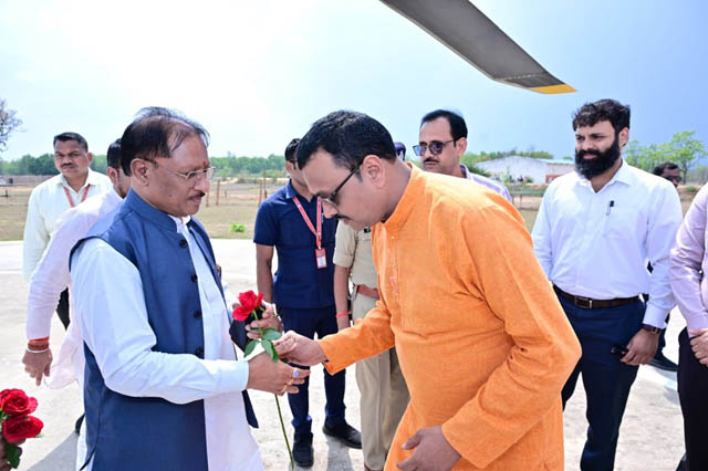 (जशपुर) मुख्यमंत्री साय का बगिया हेलिपैड में हुआ आत्मीय स्वागत