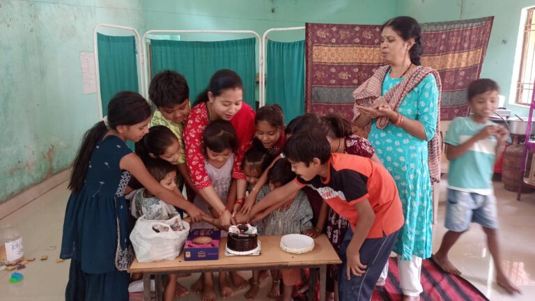 (रायपुर)बच्चों के चेहरों पर मुस्कान, कर्मचारियों का जन्मदिन बना यादगार – प्रोजेक्ट आओ