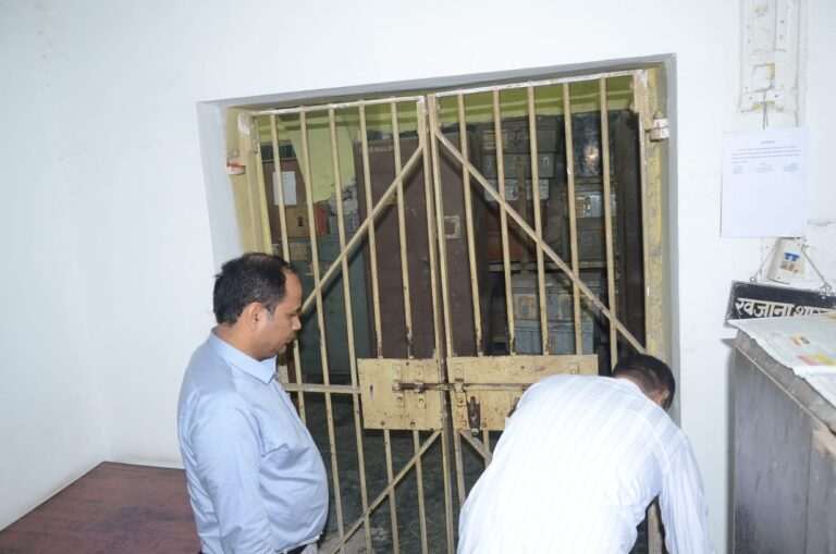 (रायपुर) जिला कोषालय के स्ट्रॉन्ग रूम का कलेक्टर ने किया निरीक्षण, सुरक्षा व व्यवस्थाओं का लिया जायजा
