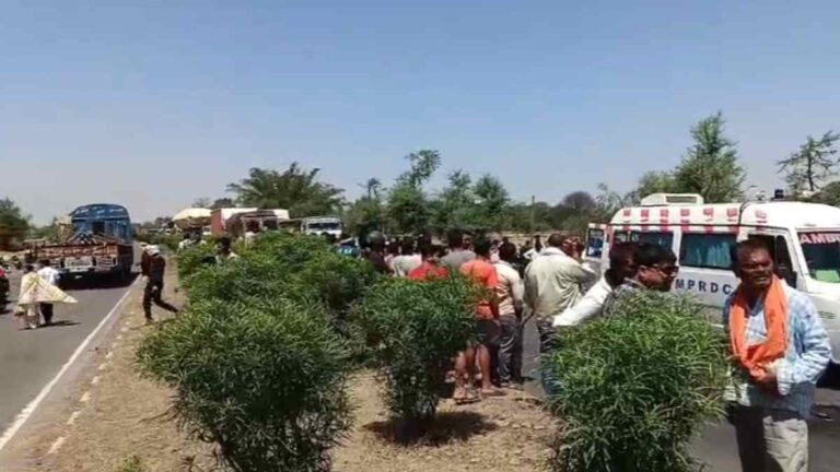 खून से लाल हुई सड़क: दर्दनाक हादसे में 3 की मौत, नेशनल हाइवे पर खड़े ट्रेलर से टकराई बाइक