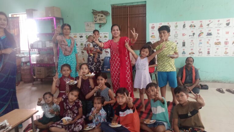(रायपुर) बच्चों के चेहरों पर मुस्कान, कर्मचारियों का जन्मदिन बना यादगार – प्रोजेक्ट आओ बाँटें खुशियाँ के तहत शासकीय कर्मचारी बच्चों संग साझा कर रहे हैं खुशियाँ