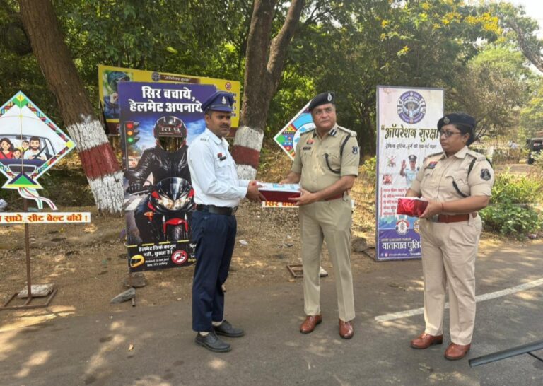 (दुर्ग) वरिष्ठ पुलिस अधीक्षक द्वारा भीषण गर्मी को देखते हुए यातायात जवानों को धूप से बचाव हेतु सफेद गमछा एवं पानी की बोतल किया वितरण