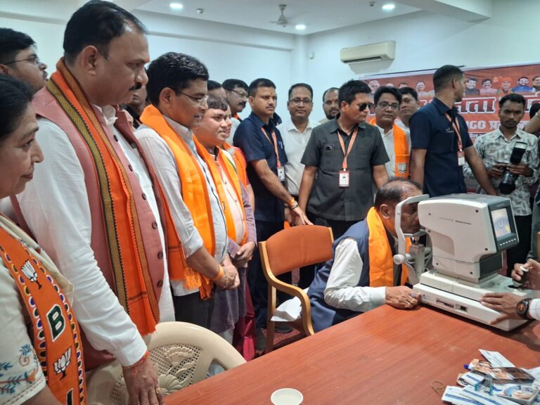 (रायपुर) भाजपा स्थापना दिवस पर एनजीओ प्रकोष्ठ का नेत्र जाँच शिविर