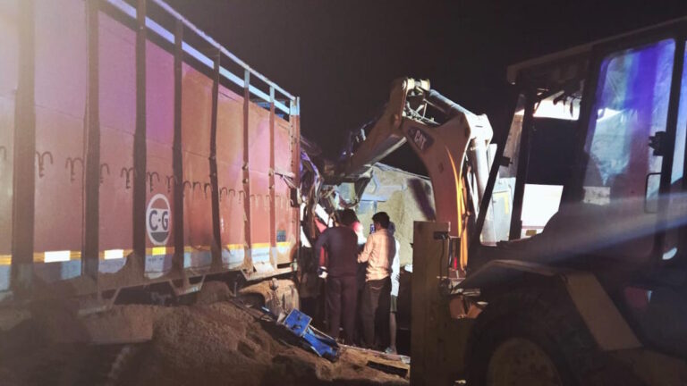 मिनी हाइवा और ट्रक में हुई आमने-सामने की भिड़ंत, गंभीर रूप से घायल 3 की मौत