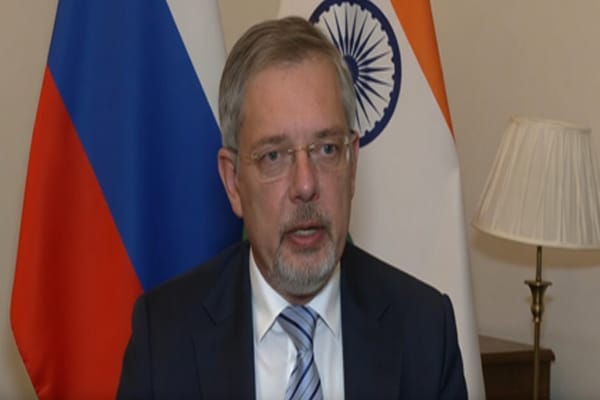 हम भारतीय तेल बाजार पर अमेरिका के ‘दबाव’ को खारिज करते हैं, भारत की विदेश नीति स्वतंत्र : रूसी राजदूत नई दिल्ली । भारत के तेल बाजार को लेकर अमेरिका के दबाव के आरोपों पर रूस ने कड़ा रुख अपनाया है। भारत में रूस के राजदूत डेनिस अलिपोव ने साफ कहा कि रूस अंतरराष्ट्रीय राजनीति में किसी भी तरह के ‘अमेरिकी दबाव’ को पूरी तरह खारिज करता है। साथ ही उन्होंने कहा कि नई दिल्ली अपनी स्वतंत्र विदेश नीति पर कायम है। आईएएनएस को दिए एक इंटरव्यू में डेनिस अलिपोव ने कहा कि अमेरिका द्वारा भारत के बाजार में रूस के लिए बाधाएं खड़ी करने की कोशिशें वैश्विक व्यापार और अंतरराष्ट्रीय संबंधों के लिहाज से बिल्कुल सही तरीका नहीं हैं। जब उनसे इस बारे में पूछा गया कि क्या टैरिफ विवाद के बीच भारत रूसी तेल का आयात कम कर रहा है, तो उन्होंने कहा, “मैं अमेरिका-भारत व्यापार पर टिप्पणी करने की स्थिति में नहीं हूं। लेकिन हम अंतरराष्ट्रीय राजनीति में किसी भी तरह के दबाव को सख्ती से खारिज करते हैं। यह व्यापार करने का सही तरीका नहीं है।” उन्होंने आगे कहा, “हम साफ तौर पर देख रहे हैं कि अमेरिका भारत के बाजार में रूस के लिए बाधाएं खड़ी करने की कोशिश कर रहा है। यह अंतरराष्ट्रीय संबंधों और व्यापार के लिए सही तरीका नहीं है। हम भारतीय तेल बाजार पर अमेरिकी दबाव को खारिज करते हैं। भारत एक स्वतंत्र विदेश नीति का पालन करता है और हम ऐसे दबाव को ठुकराने के उसके रुख का स्वागत करते हैं।” रूस के राजदूत ने यह भी बताया कि मॉस्को और नई दिल्ली के बीच संबंध लगातार मजबूत हो रहे हैं, खासकर ऊर्जा क्षेत्र में। उन्होंने कहा कि हाल के समय में भारत ने रूस से तेल आयात काफी बढ़ा दिया है। डेनिस अलिपोव ने कहा, “हम दोनों देशों के बीच व्यापार और आर्थिक संबंधों का विस्तार कर रहे हैं। हाल ही में भारत को रूस से तेल की आपूर्ति में काफी बढ़ोतरी हुई है। हम इस दिशा में लगातार आगे बढ़ने के लिए प्रतिबद्ध हैं, जिससे दोनों देशों को लाभ हो