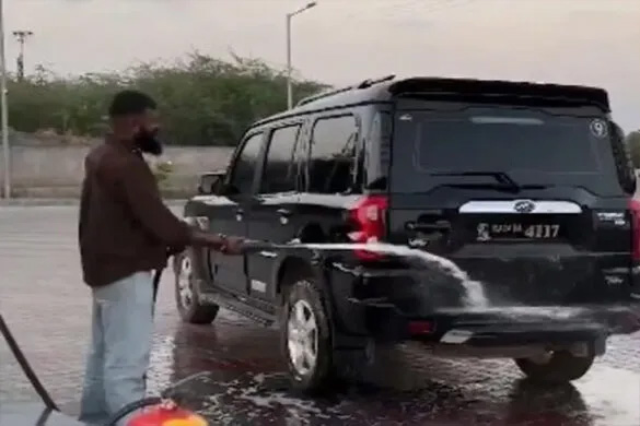 रील के दीवानों ने पेट्रोल पंप पर डीजल से धो डाली स्कॉर्पियो, भड़की पुलिस ने दोनों युवकों को ऐसे सिखाया सबक