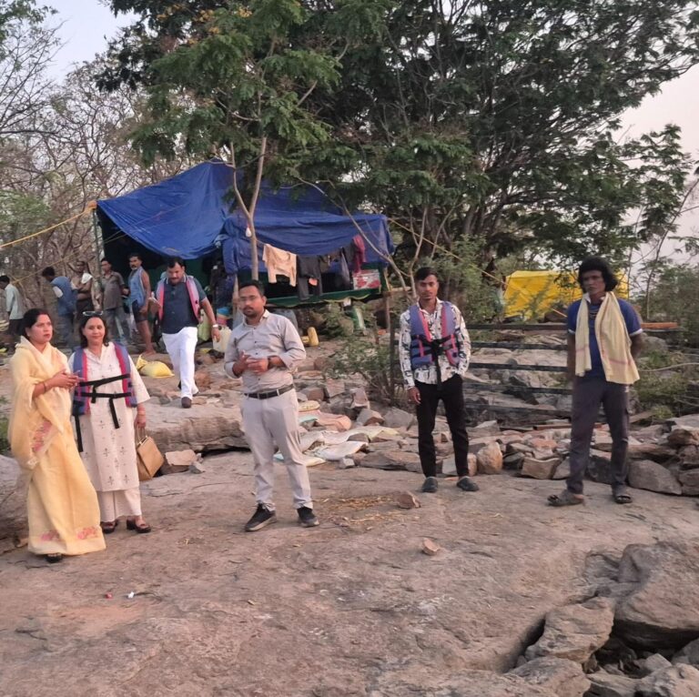 (धमतरी)गंगरेल में बन रहे प्रस्तावित ठेमली आइलैंड के विकास कार्यों को लेकर प्रशिक्षु एस डी ओ से की चर्चा