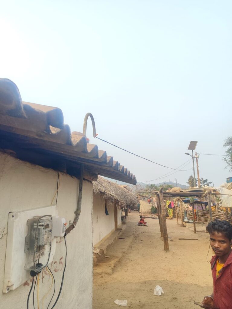 (रायपुर) दशकों के अंधेरे से उजियारे में आया गारपा, नियद नेल्लानार योजना से पहली बार घर-घर पहुँची बिजली