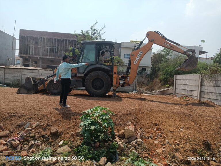 (रायपुर) कमल विहार ( कौशल्या विहार ) के समीप लगभग डेढ़ एकड़ निजी भूमि पर अज्ञात व्यक्तियों द्वारा की जा रही अवैध प्लाटिंग