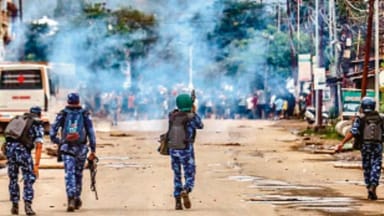 मणिपुर में बम हमले के खिलाफ उग्र प्रदर्शन, कर्फ्यू के बावजूद सड़कों पर उतरे हजारों लोग*