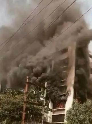 (रायपुर) दलदल सिवनी के अपार्टमेंट में एसी फटने से लगी आग, मचा हड़कंप