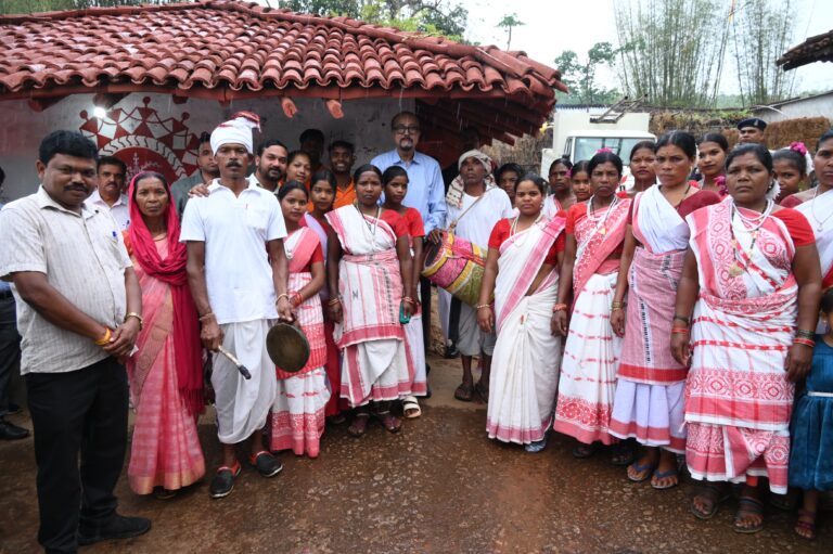 (जशपुरनगर)राज्यपाल रमेन डेका ने केरेगांव होम-स्टे का किया भ्रमण