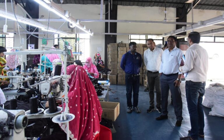 (कोंडागांव)बस्तर कमिश्नर डोमन सिंह ने गारमेंट फैक्ट्री एवं केन्द्रीय ग्रंथालय का किया निरीक्षण