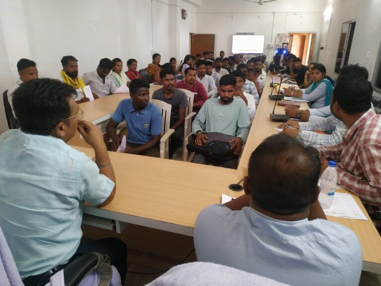 (बीजापुर)आवापल्ली में उसूर ब्लॉक के विक्रेताओं की समीक्षा बैठक सम्पन्न वितरण व्यवस्था सुधारने के दिए गए निर्देश