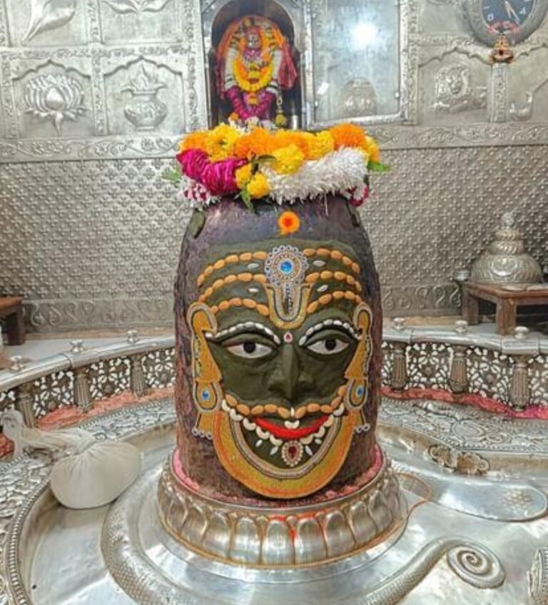 (उज्जैन महाकाल दर्शन) “तड़के 4 बजे खुले कपाट… भस्म आरती में अलौकिक श्रृंगार से सजे बाबा महाकाल, जयकारों से गूंज उठा पूरा मंदिर”