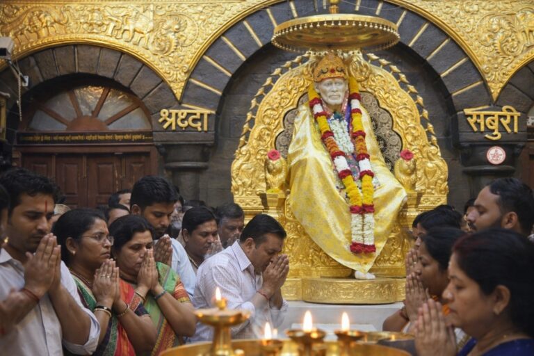 सोने के सिंहासन पर विराजे साईं… धूप-दीप की सुगंध और ‘श्रद्धा-सबूरी’ के संदेश से गूंज उठा शिरडी धाम”