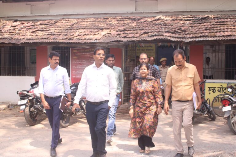 राजस्व कोर्ट की सुनवाई में आये पक्षकारों से चर्चा कर उनकी सुविधा और समस्या से अवगत हुए कलेक्टर