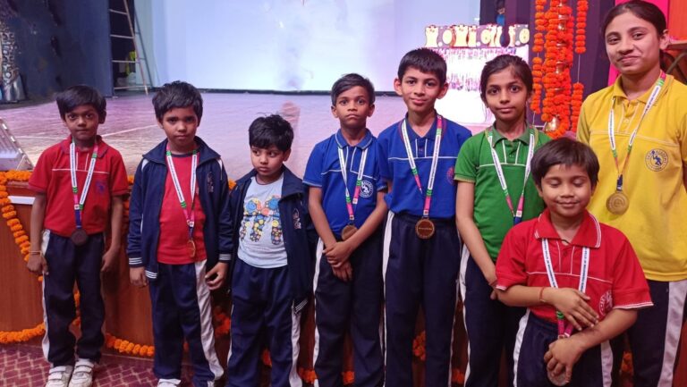 एसकेडी एकेडमी ई-ब्लॉक के विद्यार्थियों ने योगासन में जीते 8 पदक, विद्यालय का बढ़ाया गौरव